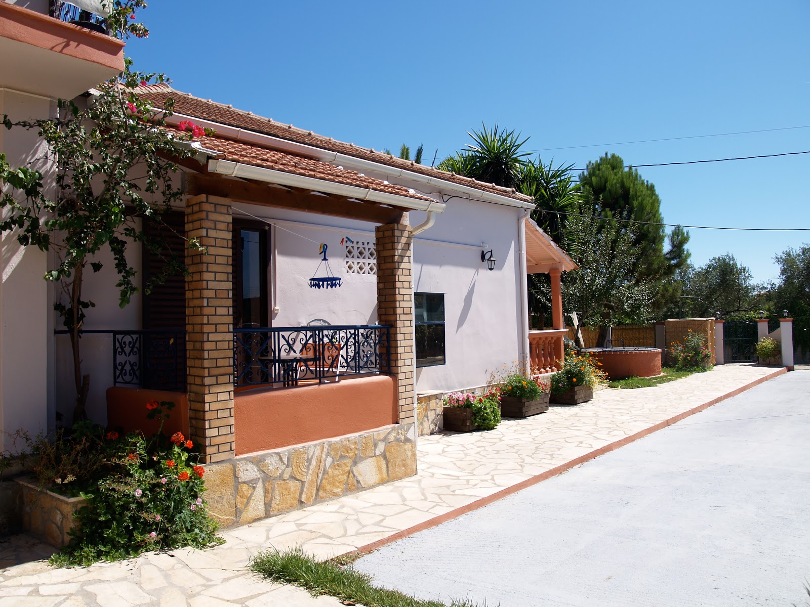 Bruskos Hotel &Suites