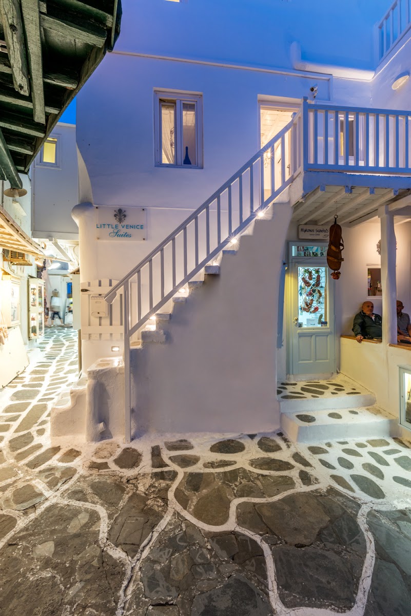 CAPRI Downtown Rooms