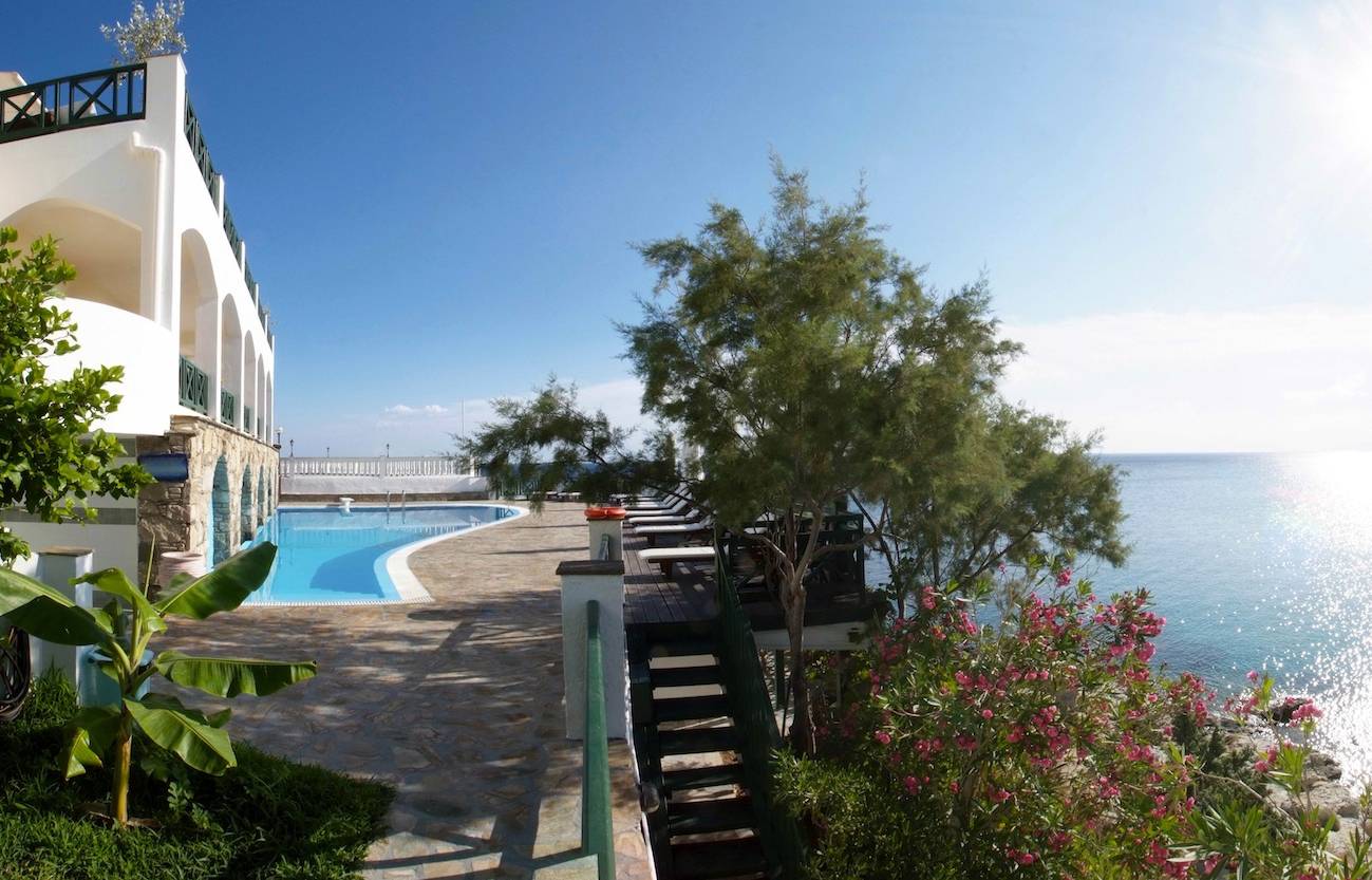 Cavos Bay Hotel & Studios