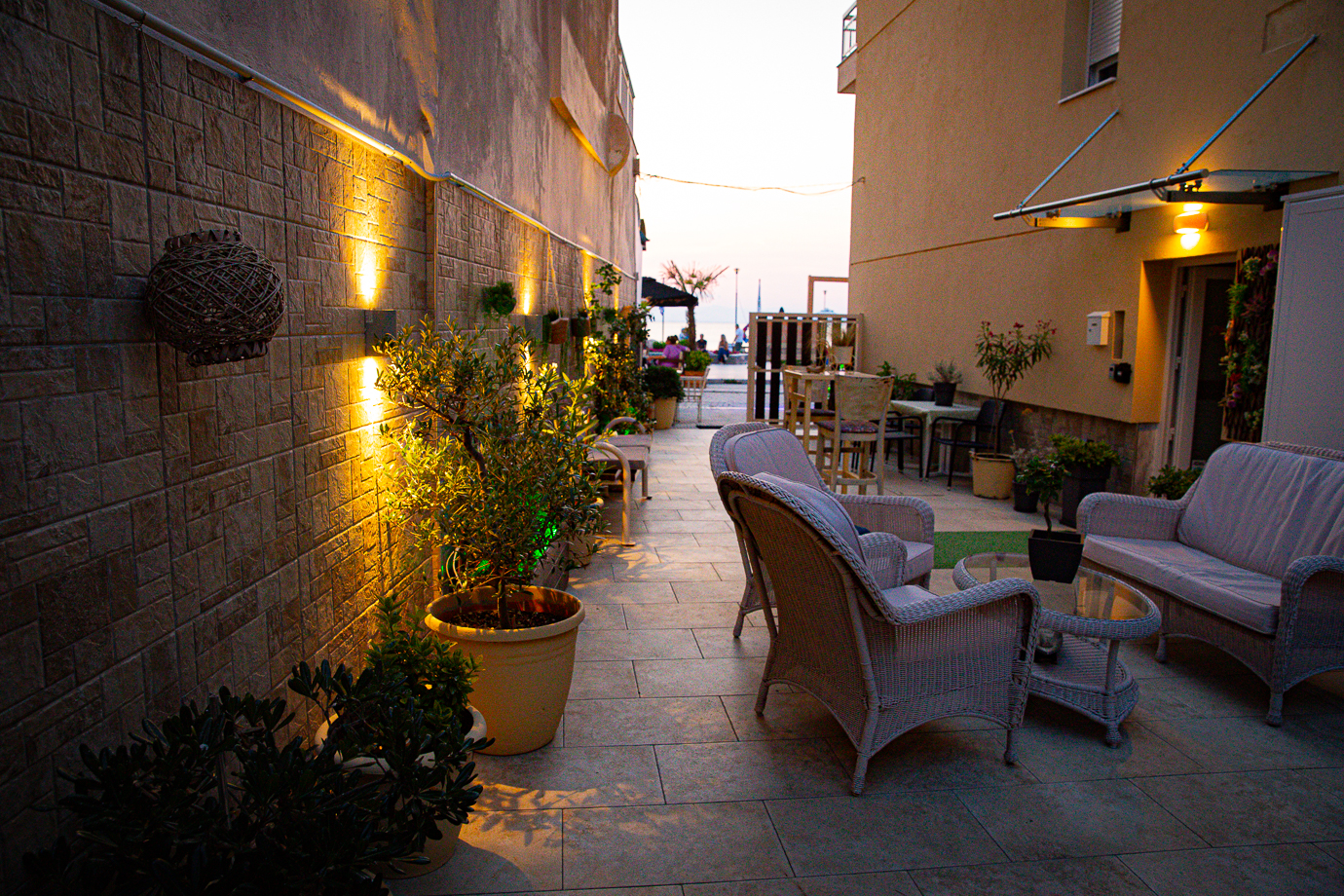 Eantos Studios & Suites