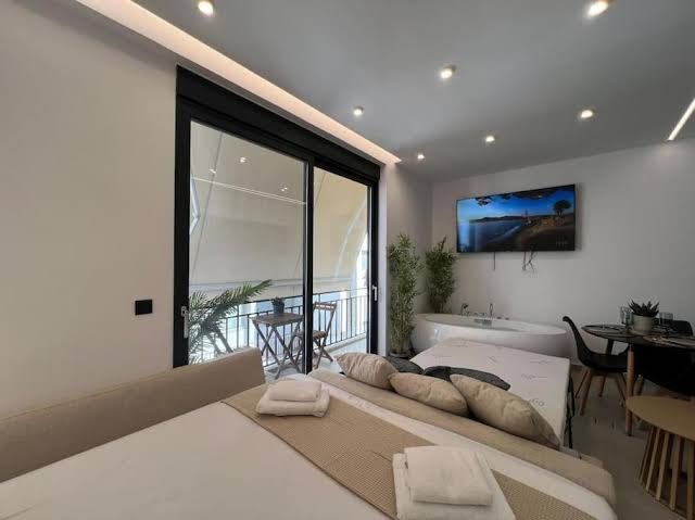 Limehome Piraeus Olive