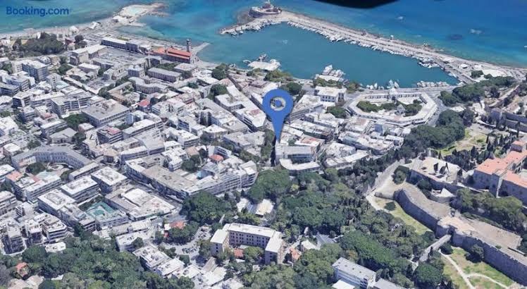 Rose Central Master Bedroom Apartment