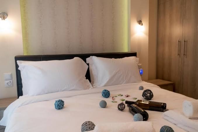 Stata Deluxe Apt Must