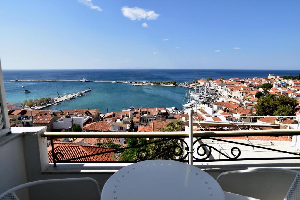 Zorbas Hotel & Studios